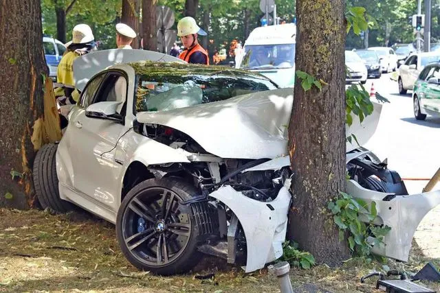 Kecelakaan Mobil Mewah: Lebih dari Sekadar Kerusakan Logam
