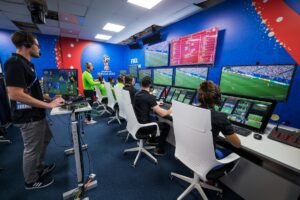 Tentu, mari kita bahas tuntas tentang VAR (Video Assistant Referee) dalam sepak bola.
