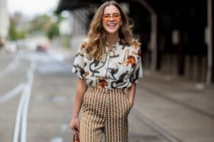 Mengulik Pesona Abadi: Tren Outfit Vintage yang Semakin Digandrungi