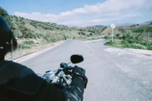 Menjelajahi Dunia dengan Dua Roda: Panduan Lengkap Traveling Menggunakan Motor