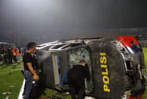Tentu, mari kita bahas tragedi suporter bola secara mendalam.