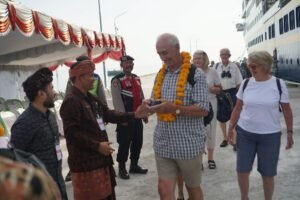 Tentu, mari kita susun artikel informatif tentang perkembangan pelabuhan pariwisata.