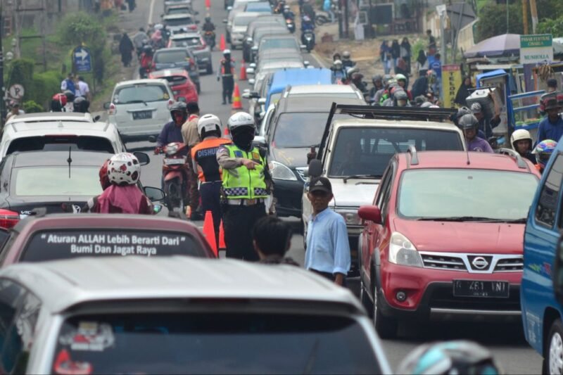 Terjebak di Antara Keindahan: Mengurai Benang Kusut Kemacetan di Jalur Wisata