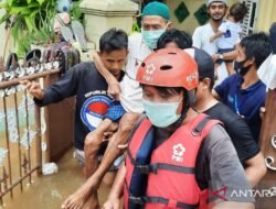 Prioritaskan yang Rentan: Kisah Evakuasi Warga Lansia di Tengah Bencana