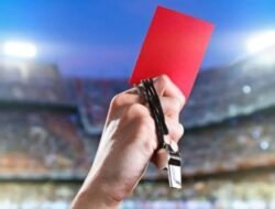 Tentu, mari kita bahas secara mendalam mengenai kartu merah dalam sepak bola.